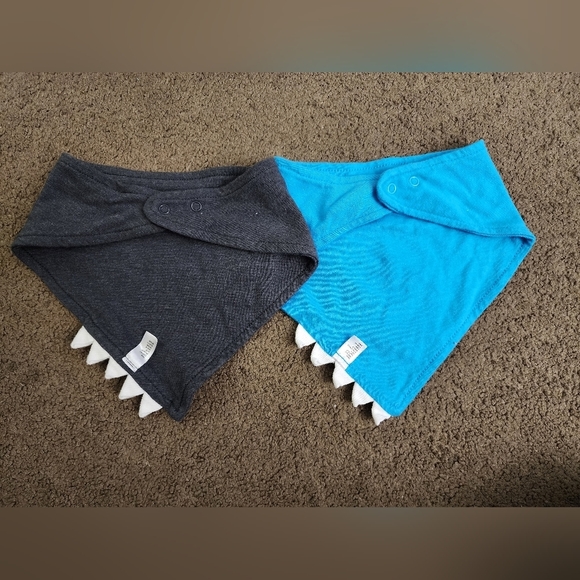 2 Pack of Blue/Grey/White Chomp Teeth Matching Bibs - Picture 3 of 5